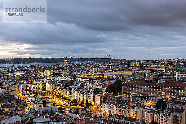 Portugal  Lissabon  Blick vom Miradouro da Senhora do Monte in der Abenddämmerung