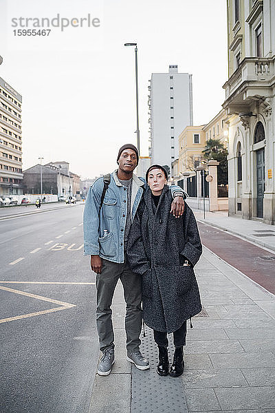 Junges Paar steht am Straßenrand in der Stadt  Mailand  Italien