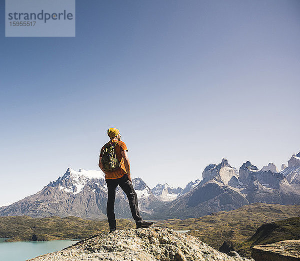 Wanderer in der Berglandschaft am Lago Pehoe im Torres del Paine Nationalpark  Patagonien  Chile