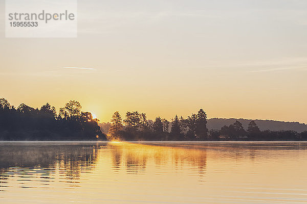See bei Sonnenaufgang  Deutschland