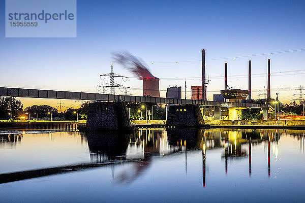 Deutschland  Hessen  Großkrotzenburg  Kraftwerk Großkrotzenburg spiegelt sich in der Abenddämmerung im Main