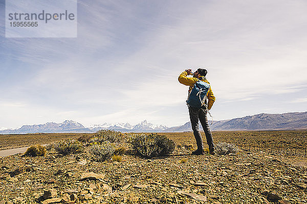 Wanderer trinkt aus der Flasche in einer abgelegenen Landschaft in Patagonien  Argentinien