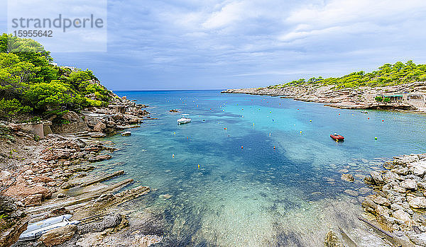 Bucht mit Blick auf das Meer  Ibiza  Spanien