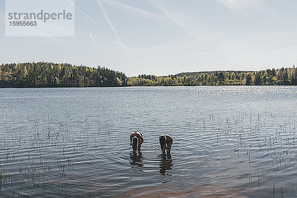 Junge Frau beim Baden im See