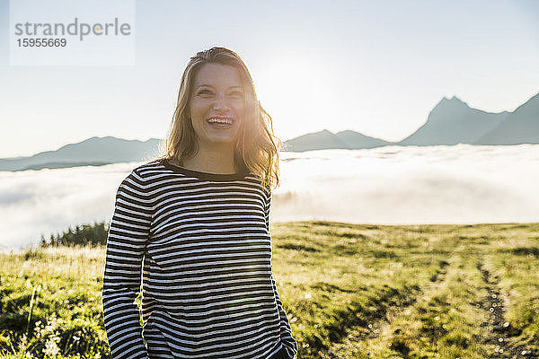 Porträt einer glücklichen Frau auf einer Wiese in den Bergen  Achenkirch  Österreich