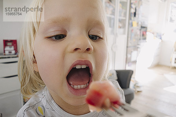 Bildnis eines blonden kleinen Mädchens mit offenem Mund