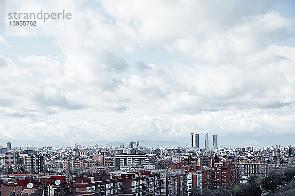 Spanien  Madrid  Große weiße Wolken über der Innenstadt