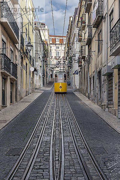 Portugal  Lissabon  Seilbahnfahrt entlang der Eisenbahnlinie Ascensor da Bica