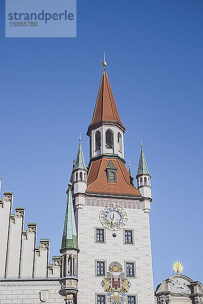 Deutschland  Bayern  München  Niedrigwinkelansicht des Uhrturms des Alten Rathauses vor klarem blauen Himmel