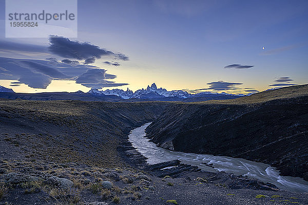 Der Berg Fitz Roy und der Fluss im Morgengrauen  El Chalten  Patagonien  Argentinien