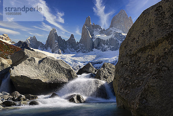 Der Berg Fitz Roy und der Wasserfall  El Chalten  Patagonien  Argentinien