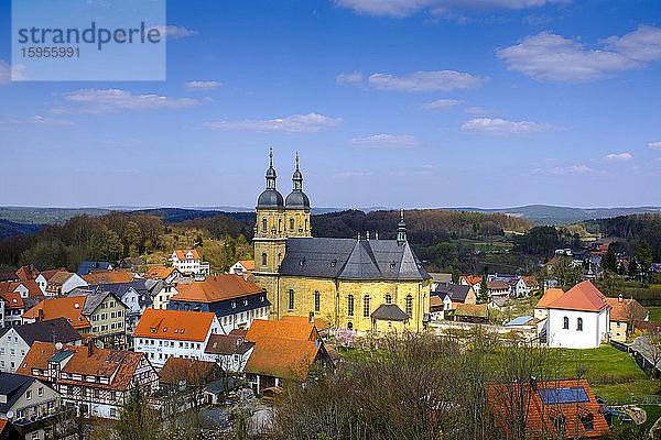 Deutschland  Bayern  Gossweinstein  Wallfahrtskirche der Heiligen Dreifaltigkeit und umliegende Häuser
