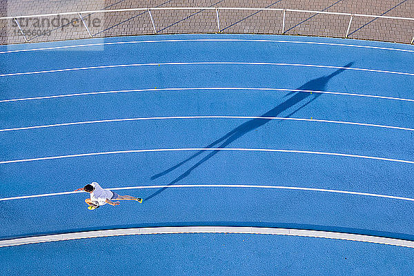 Luftaufnahme des Läufers auf der blauen Tartanbahn