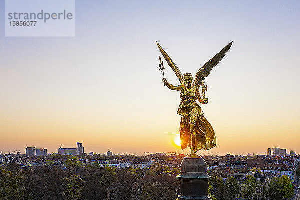 Deutschland  Bayern  München  Drohnenansicht des Friedensengel-Denkmals bei Sonnenaufgang