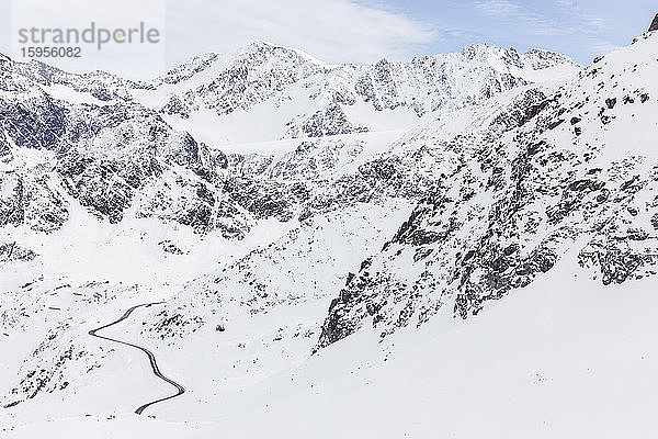 Österreich  Tirol  Kaunertal  Panoramablick auf schneebedeckte Berge und Kaunertaler Gletscherstraße
