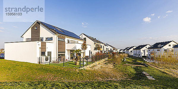 Deutschland  Baden-Württemberg  Waiblingen  Moderne energieeffiziente Vorstadthäuser
