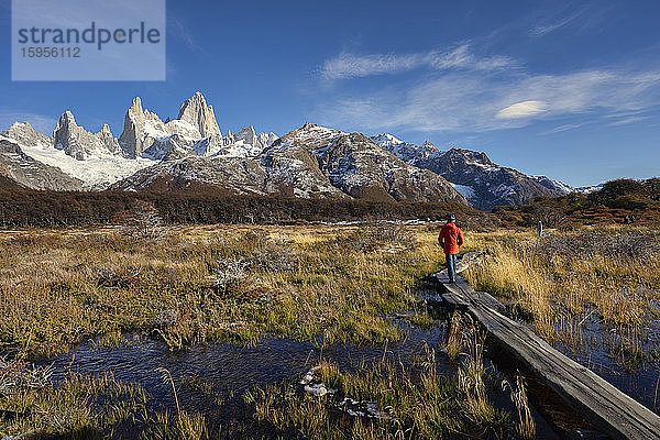 Mann auf der Promenade vor dem Berg Fitz Roy im Herbst  El Chalten  Patagonien  Argentinien