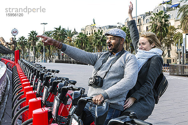 Glückliches Paar am Fahrrad-Gemeinschaftsstand in der Stadt  Barcelona  Spanien
