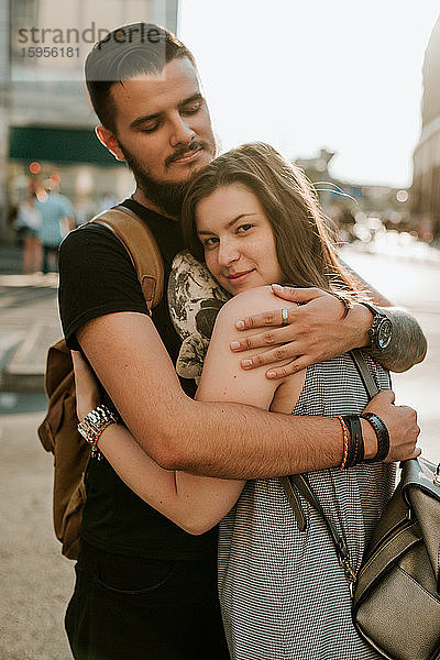Glückliches junges Paar umarmt sich in der Stadt  Berlin  Deutschland