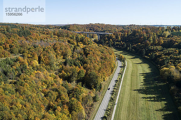 Deutschland  Baden-Württemberg  Heidenheim an der Brenz  Drohnenansicht der Autobahn  die sich am Rande des Herbstwaldes erstreckt