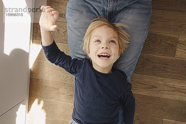 Porträt eines glücklichen kleinen Jungen  der zu Hause mit seinem Vater spielt