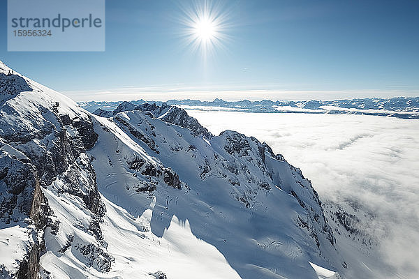 Österreich  Steiermark  Schladming  Blick auf die Sonne über dem Ennstal und den Niederen Tauern