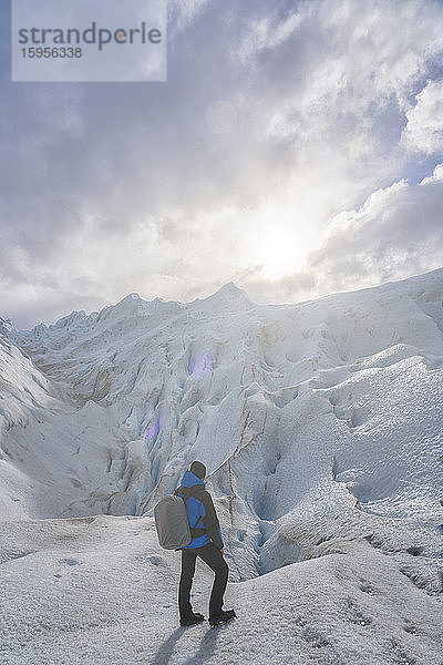 Wanderer auf dem Gletscher Perito Moreno  El Calafate  Nationalpark Los Glaciares  Patagonien  Argentinien