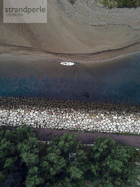 Indonesien  Bali  Sanur  Luftaufnahme eines Mannes mit Kanu am sandigen Flussufer