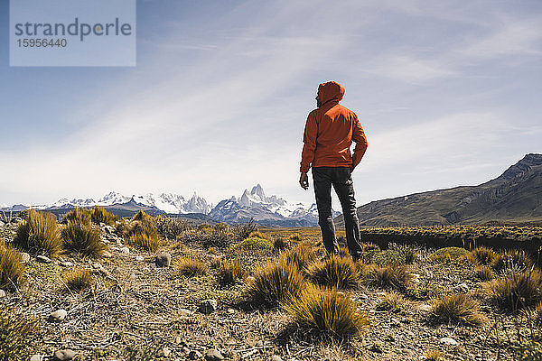 Wanderer in abgelegener Landschaft in Patagonien  Argentinien