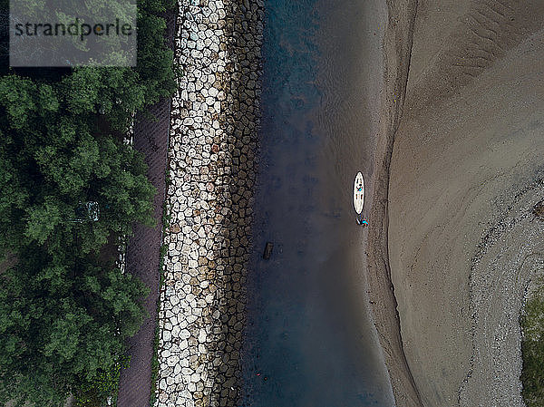 Indonesien  Bali  Sanur  Luftaufnahme eines Mannes mit Kanu am sandigen Flussufer
