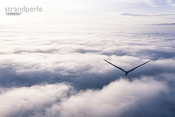 Deutschland  Luftbild einer in Wolken gehüllten Windkraftanlage in der Morgendämmerung