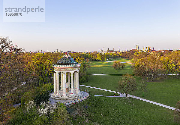 Deutschland  Bayern  München  Luftaufnahme des Monopteros im Englischen Garten