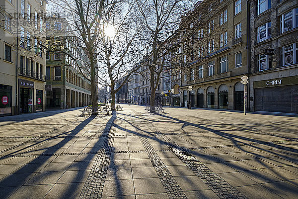 Deutschland  Bayern  München  Sonne scheint über der leeren Neuhauser Straße