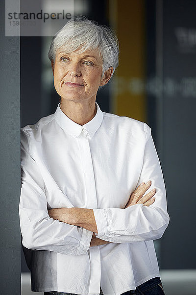 Porträt einer zufriedenen älteren Geschäftsfrau  die auf Distanz schaut