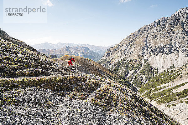 Mann auf dem Mountainbike  Munestertal  Graubünden  Schweiz