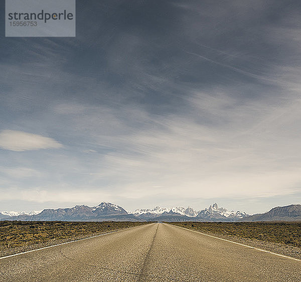 Landschaft und leere Straße in Patagonien  Argentinien