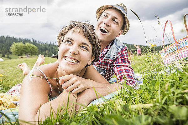 Glückliches Paar auf einer Bergwiese liegend  Achenkirch  Österreich