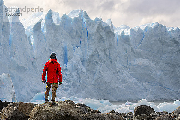 Mann vor dem Perito-Moreno-Gletscher  El Calafate  Los Glaciares-Nationalpark  Patagonien  Argentinien