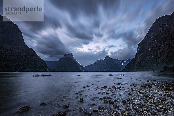 Neuseeland  Southland  lange Exposition von Sturmwolken über der malerischen Küstenlinie des Milford Sound