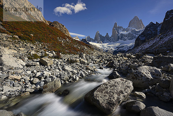 Der Berg Fitz Roy und der Fluss im Herbst  El Chalten  Patagonien  Argentinien