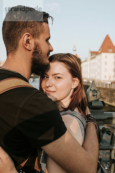 Porträt eines zärtlichen jungen Paares  das sich in der Stadt umarmt  Berlin  Deutschland