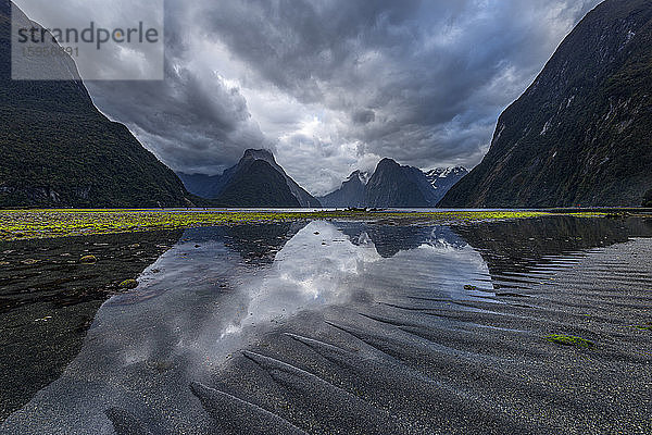 Neuseeland  Southland  Sturmwolken über der malerischen Küstenlinie des Milford Sound