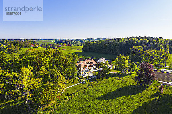 Deutschland  Bayern  Munsing  Drohnenansicht des Hotels Schlossgut Oberambach im Frühling