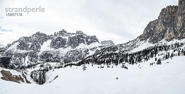 Italien  Trentino  Panorama des schneebedeckten Massivs der Sella Ronda