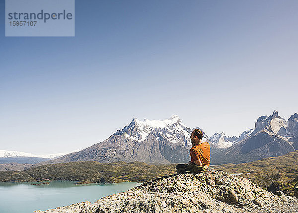 Wanderer rastet in einer Berglandschaft am Lago Pehoe im Torres del Paine Nationalpark  Patagonien  Chile
