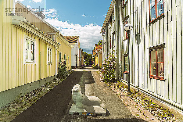 Schweden  Smaland  Vastervik  Siegelskulptur inmitten einer leeren Stadtgasse