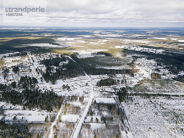 Russland  Oblast Leningrad  Luftaufnahme eines Dorfes auf dem Land im Winter