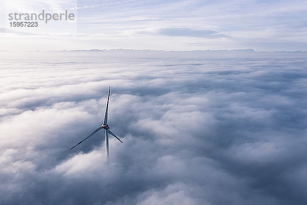 Deutschland  Luftbild einer in Wolken gehüllten Windkraftanlage in der Morgendämmerung
