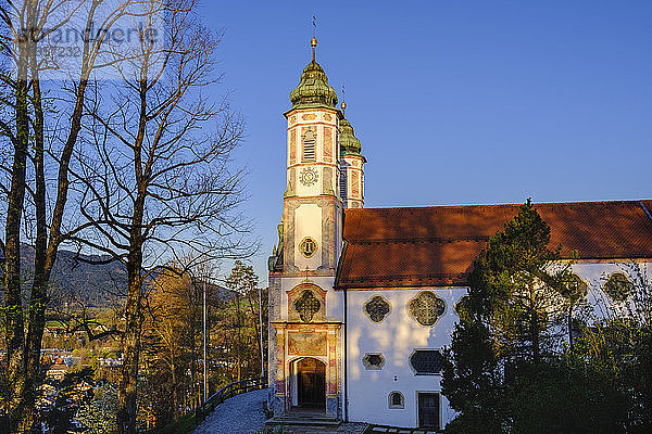 Deutschland  Bayern  Bad Tolz  Kreuzkirche im Morgengrauen des Frühlings