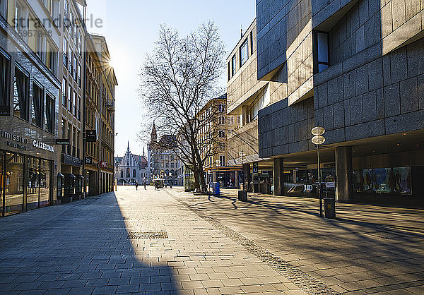 Deutschland  Bayern  München  Sonne scheint über der leeren Neuhauser Straße